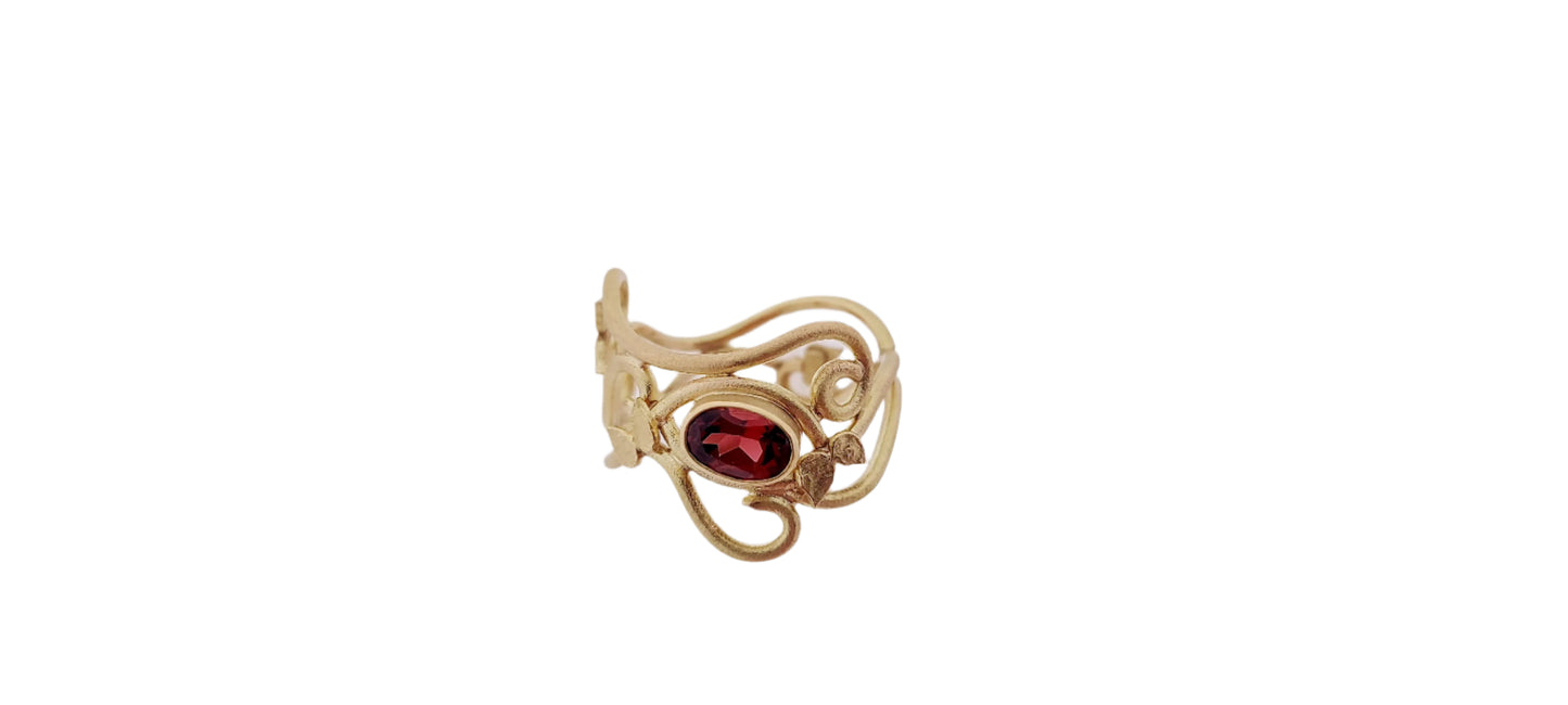 Gold Ring Au 750 with garnet and leaves