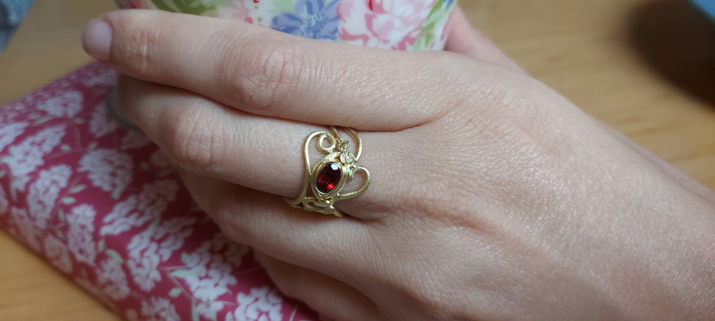 Gold Ring Au 750 with garnet and leaves