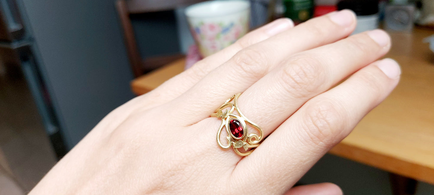 Gold Ring Au 750 with garnet and leaves