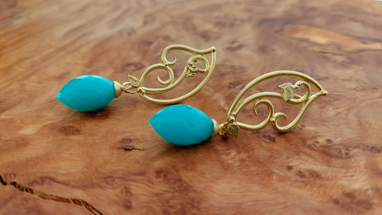 Base gold earrings with tendrils and buds