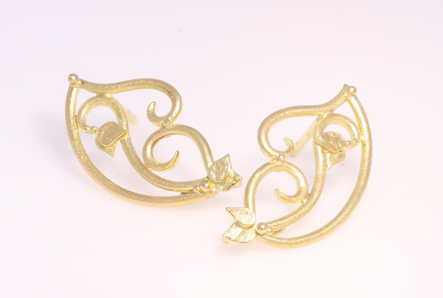 Base gold earrings with tendrils and buds