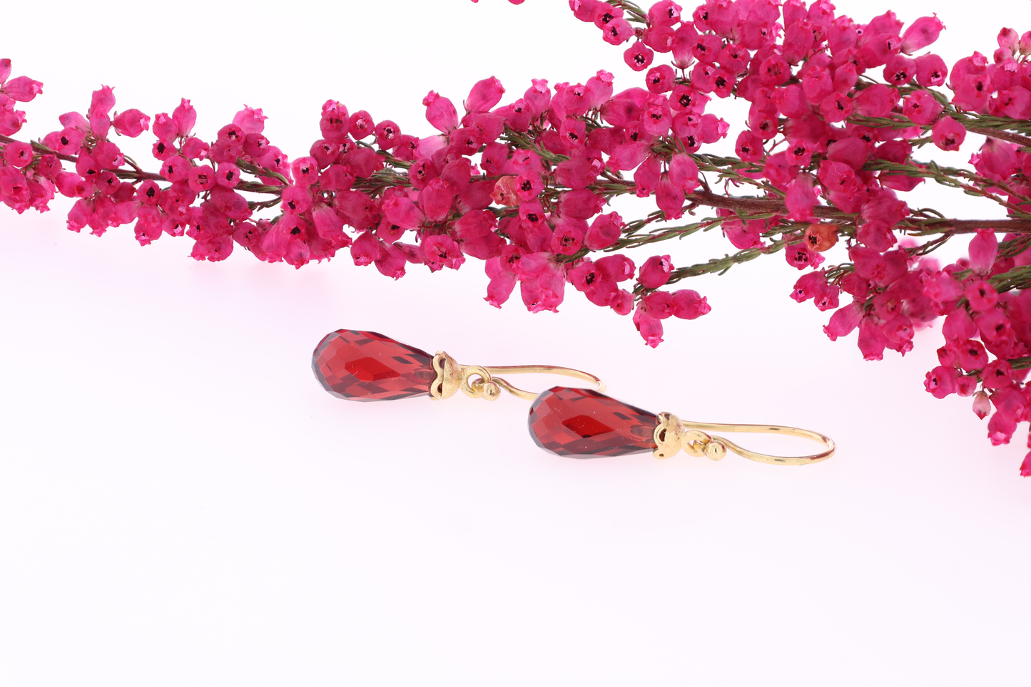 Garnet drop-shaped attachements