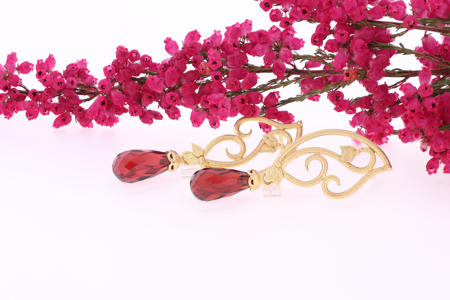 Garnet drop-shaped attachements