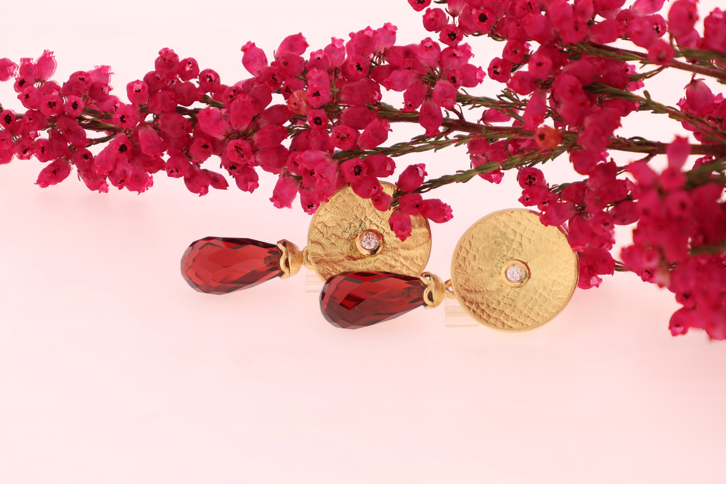 Garnet drop-shaped attachements